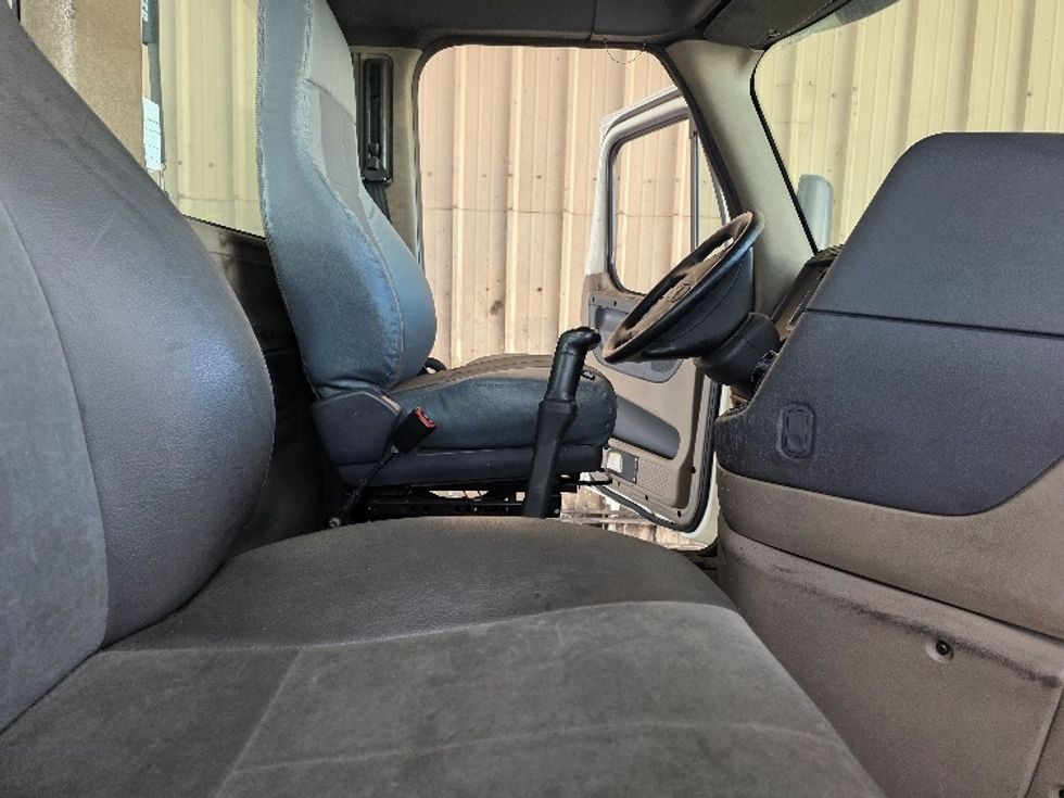 Day Cab Tractor-Heavy Duty Tractors-Freightliner-2016-Cascadia 11342ST-Torrance-CA-304,858\n\t\tmiles-$ 17,500 - Image 14