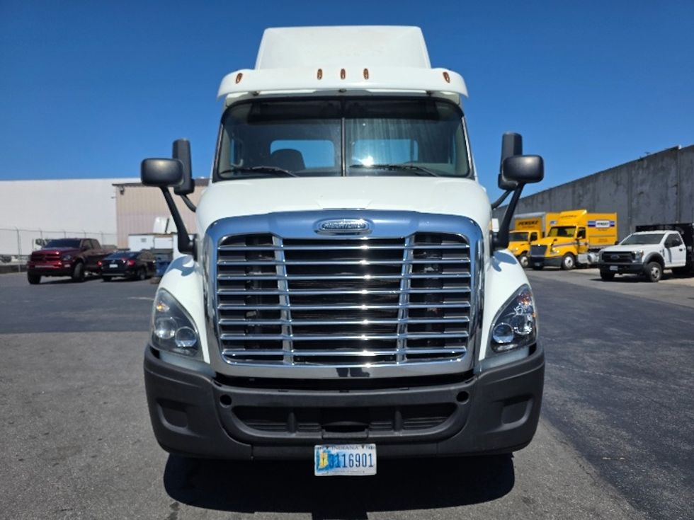 Day Cab Tractor-Heavy Duty Tractors-Freightliner-2016-Cascadia 11342ST-Torrance-CA-304,858\n\t\tmiles-$ 17,500 - Image 2