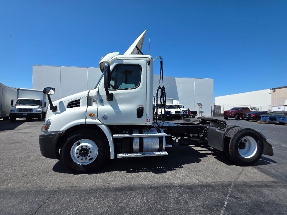 Day Cab Tractor-Heavy Duty Tractors-Freightliner-2016-Cascadia 11342ST-Torrance-CA-304,858\n\t\tmiles-$ 17,500 - Image 4