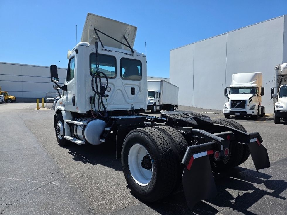 Day Cab Tractor-Heavy Duty Tractors-Freightliner-2016-Cascadia 11342ST-Torrance-CA-304,858\n\t\tmiles-$ 17,500 - Image 5
