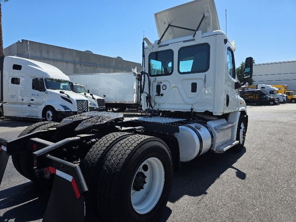 Day Cab Tractor-Heavy Duty Tractors-Freightliner-2016-Cascadia 11342ST-Torrance-CA-304,858\n\t\tmiles-$ 17,500 - Image 7