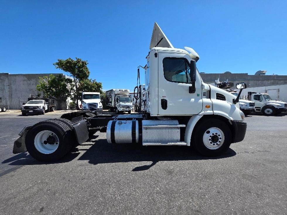 Day Cab Tractor-Heavy Duty Tractors-Freightliner-2016-Cascadia 11342ST-Torrance-CA-304,858\n\t\tmiles-$ 17,500 - Image 8
