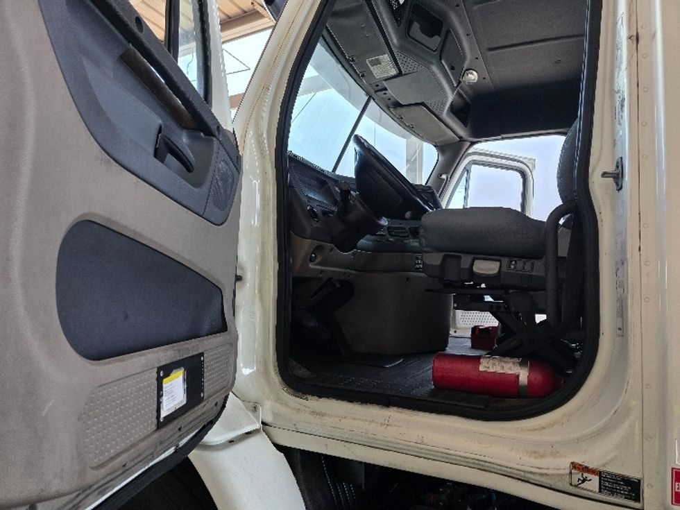 Day Cab Tractor-Heavy Duty Tractors-Freightliner-2016-Cascadia 11342ST-Torrance-CA-304,858\n\t\tmiles-$ 17,500 - Image 9