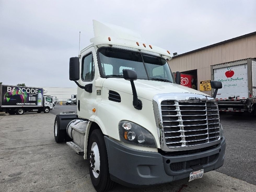 Day Cab Tractor-Heavy Duty Tractors-Freightliner-2016-Cascadia 11342ST-Torrance-CA-413,944\n\t\tmiles-$ 17,500 - Image 1