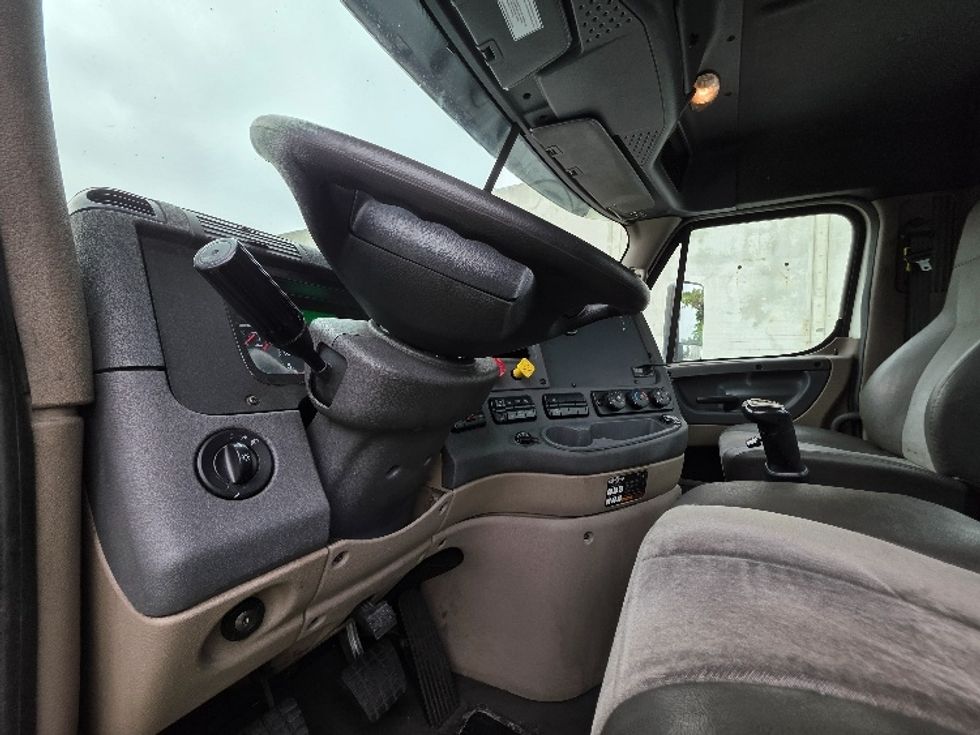 Day Cab Tractor-Heavy Duty Tractors-Freightliner-2016-Cascadia 11342ST-Torrance-CA-413,944\n\t\tmiles-$ 17,500 - Image 10