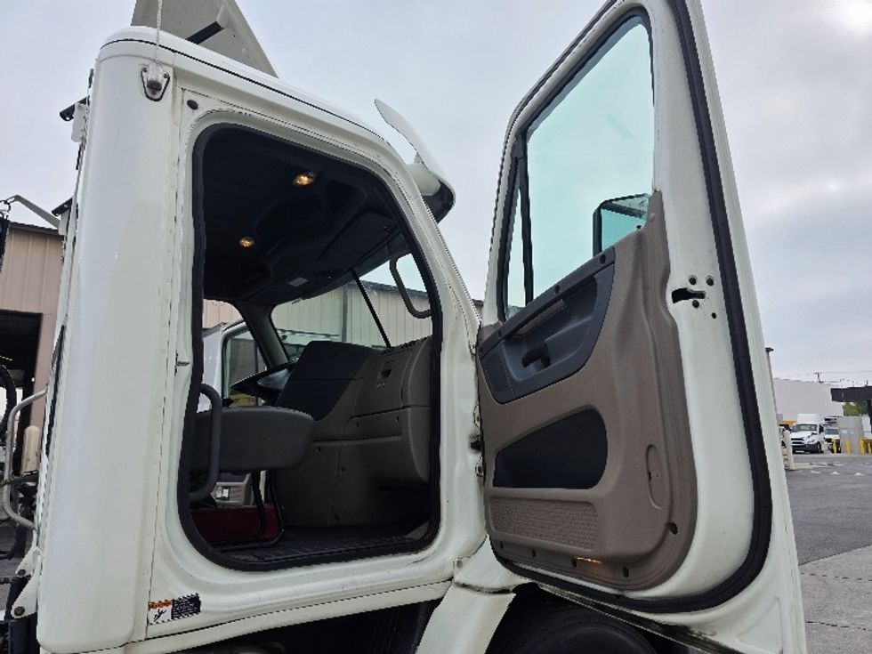 Day Cab Tractor-Heavy Duty Tractors-Freightliner-2016-Cascadia 11342ST-Torrance-CA-413,944\n\t\tmiles-$ 17,500 - Image 12