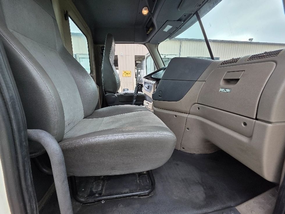 Day Cab Tractor-Heavy Duty Tractors-Freightliner-2016-Cascadia 11342ST-Torrance-CA-413,944\n\t\tmiles-$ 17,500 - Image 14