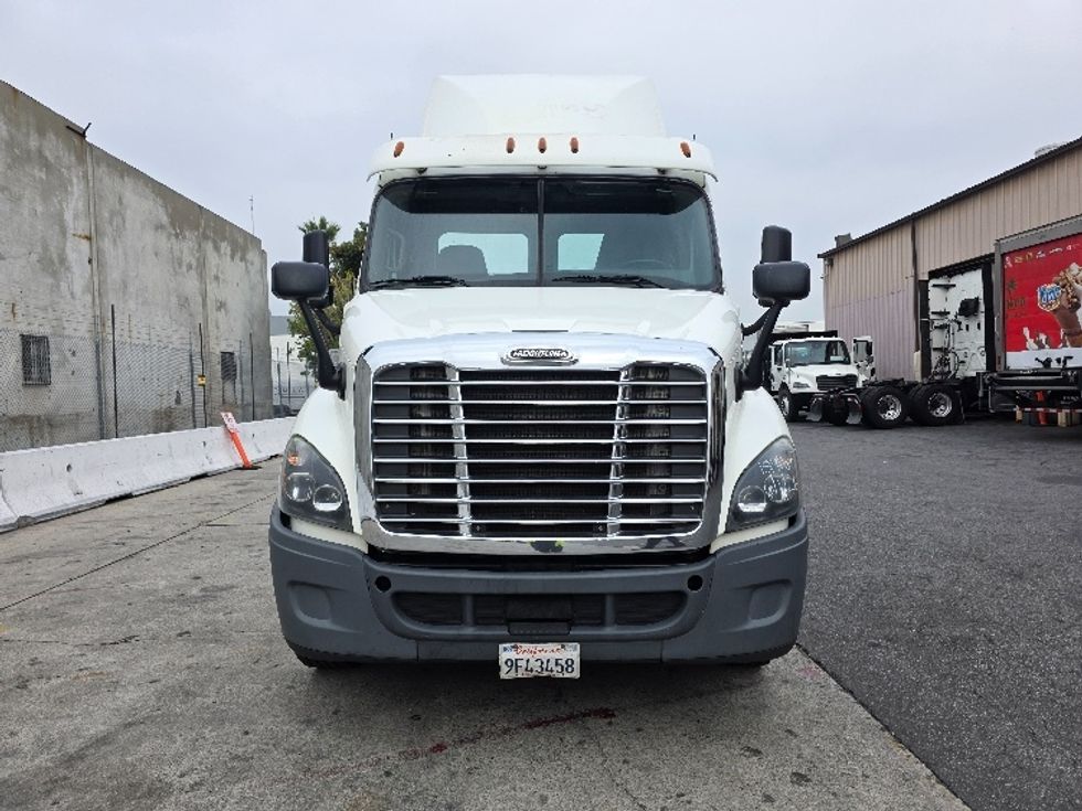 Day Cab Tractor-Heavy Duty Tractors-Freightliner-2016-Cascadia 11342ST-Torrance-CA-413,944\n\t\tmiles-$ 17,500 - Image 2