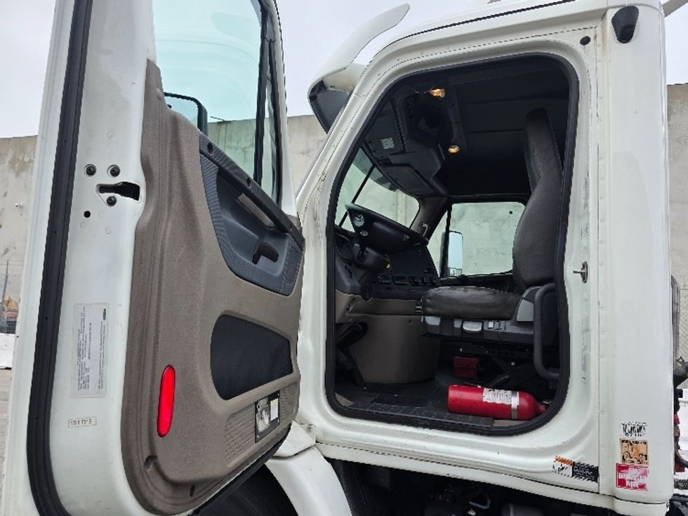 Day Cab Tractor-Heavy Duty Tractors-Freightliner-2016-Cascadia 11342ST-Torrance-CA-413,944\n\t\tmiles-$ 17,500 - Image 9