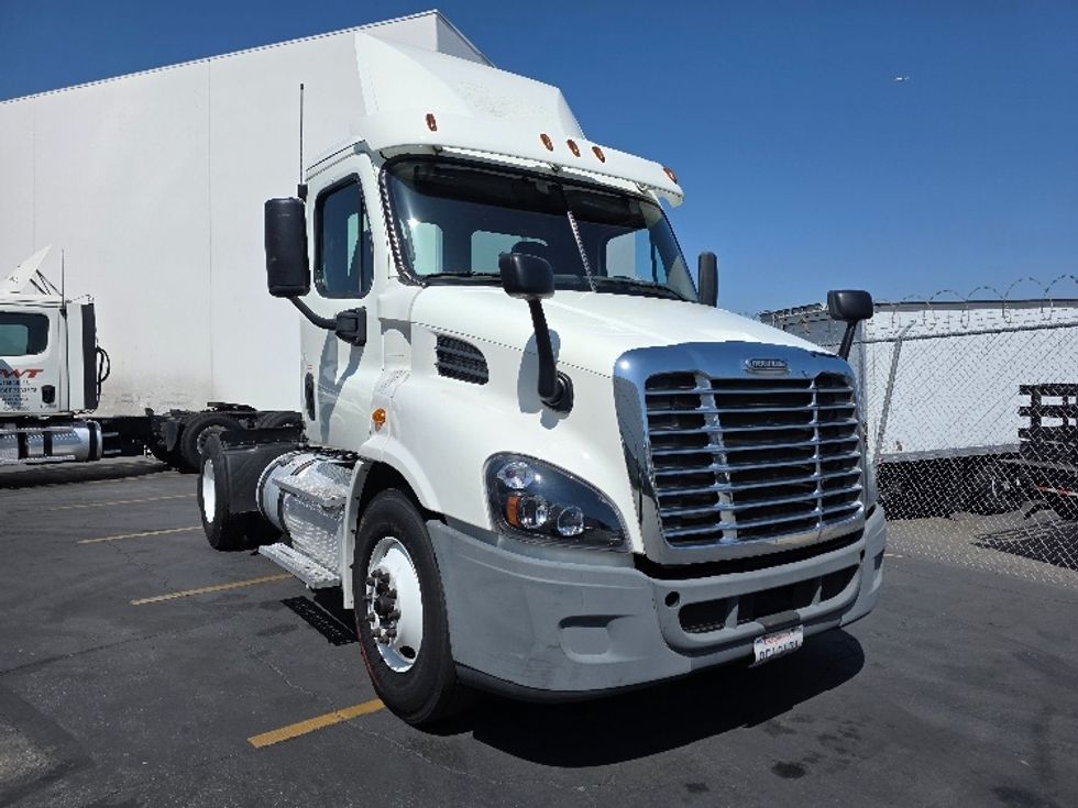 Day Cab Tractor-Heavy Duty Tractors-Freightliner-2016-Cascadia 11342ST-Torrance-CA-421,706\n\t\tmiles-$ 17,500 - Image 1