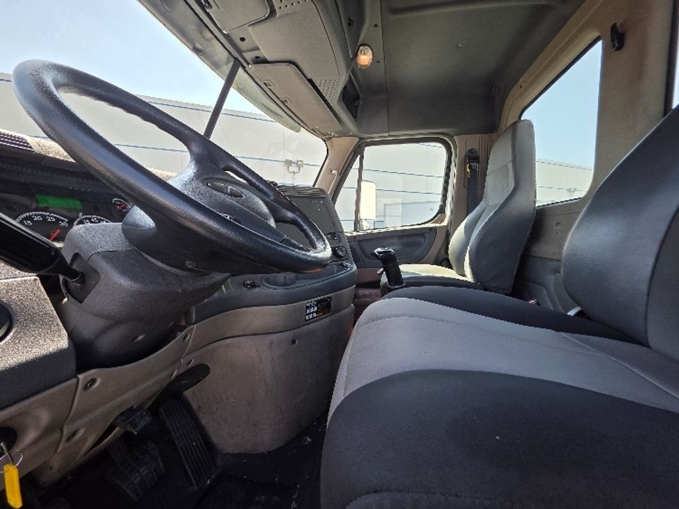 Day Cab Tractor-Heavy Duty Tractors-Freightliner-2016-Cascadia 11342ST-Torrance-CA-421,706\n\t\tmiles-$ 17,500 - Image 10