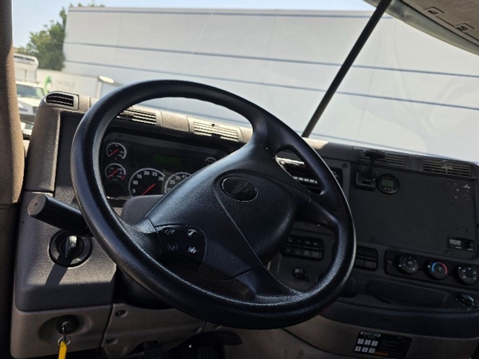 Day Cab Tractor-Heavy Duty Tractors-Freightliner-2016-Cascadia 11342ST-Torrance-CA-421,706\n\t\tmiles-$ 17,500 - Image 11