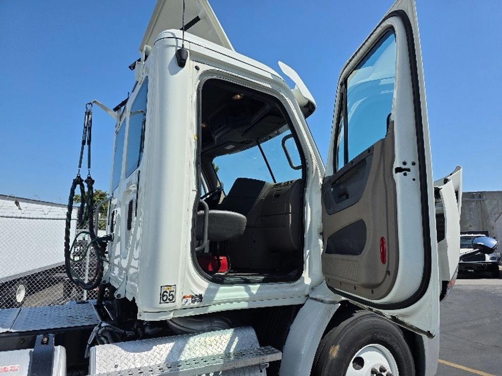 Day Cab Tractor-Heavy Duty Tractors-Freightliner-2016-Cascadia 11342ST-Torrance-CA-421,706\n\t\tmiles-$ 17,500 - Image 12