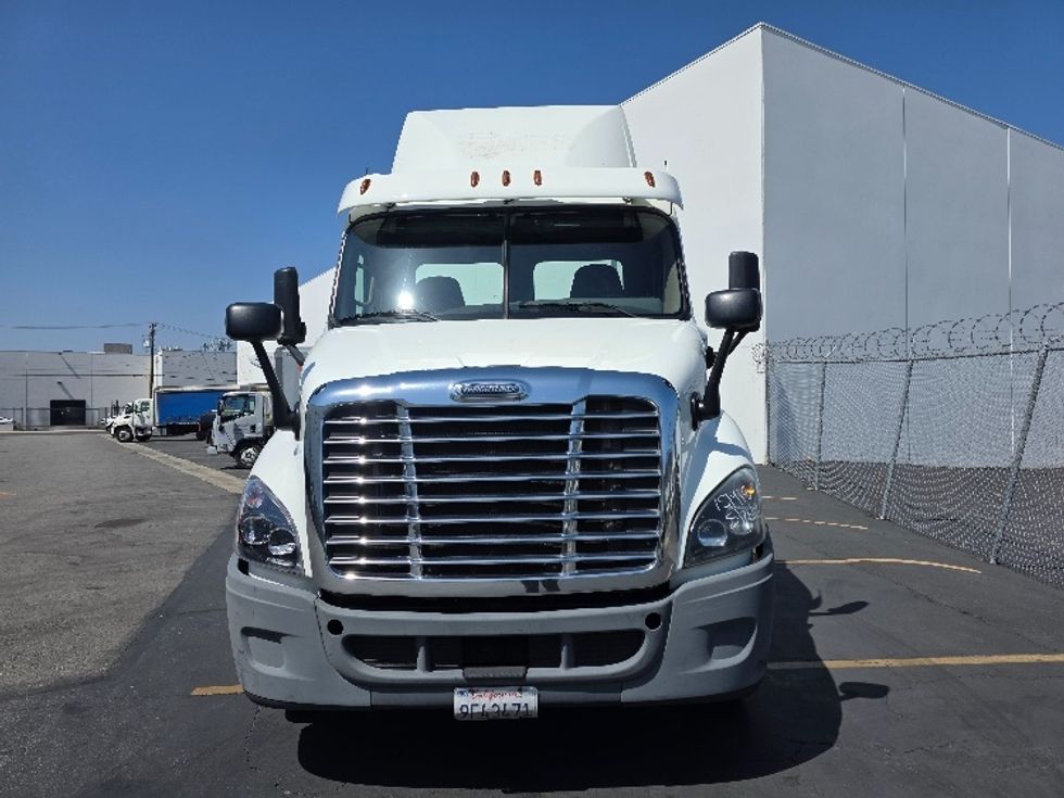 Day Cab Tractor-Heavy Duty Tractors-Freightliner-2016-Cascadia 11342ST-Torrance-CA-421,706\n\t\tmiles-$ 17,500 - Image 2