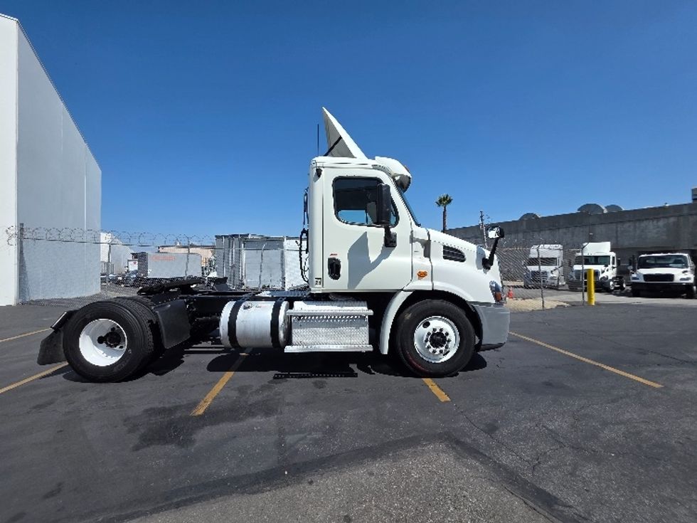Day Cab Tractor-Heavy Duty Tractors-Freightliner-2016-Cascadia 11342ST-Torrance-CA-421,706\n\t\tmiles-$ 17,500 - Image 8