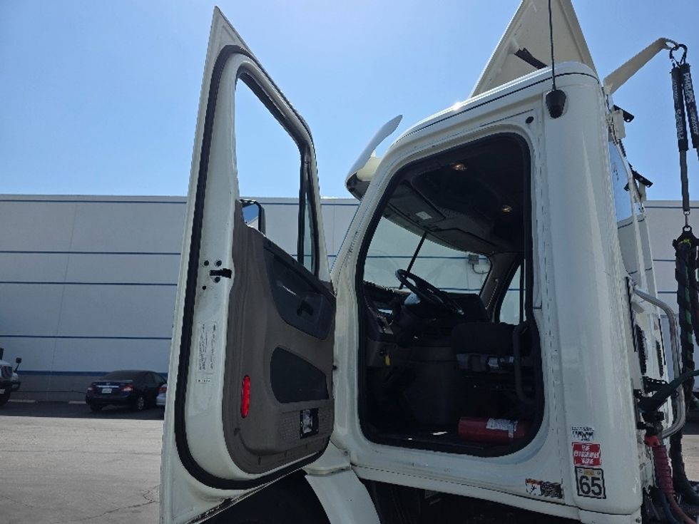 Day Cab Tractor-Heavy Duty Tractors-Freightliner-2016-Cascadia 11342ST-Torrance-CA-421,706\n\t\tmiles-$ 17,500 - Image 9