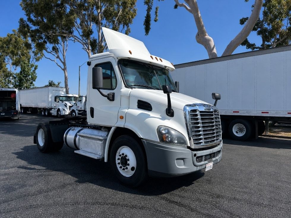 Day Cab Tractor-Heavy Duty Tractors-Freightliner-2016-Cascadia 11342ST-Torrance-CA-433,433\n\t\tmiles-$ 18,500 - Image 1