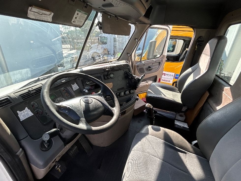 Day Cab Tractor-Heavy Duty Tractors-Freightliner-2016-Cascadia 11342ST-Torrance-CA-433,433\n\t\tmiles-$ 18,500 - Image 10