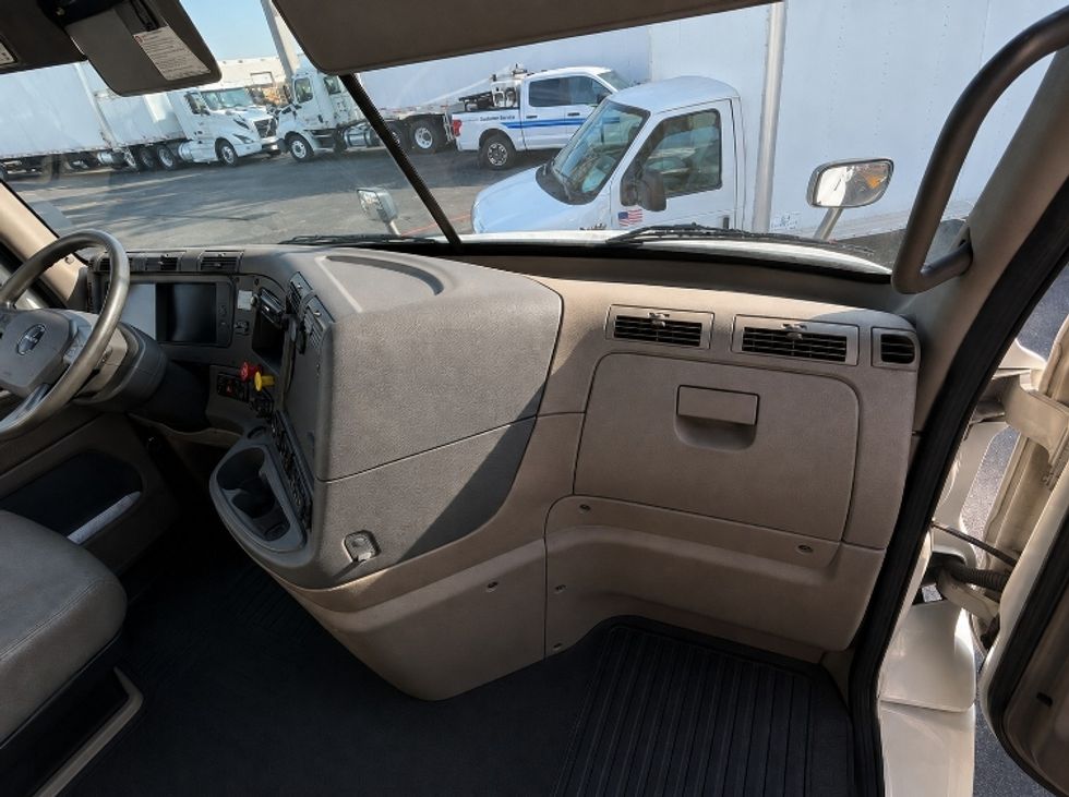 Day Cab Tractor-Heavy Duty Tractors-Freightliner-2016-Cascadia 11342ST-Torrance-CA-433,433\n\t\tmiles-$ 18,500 - Image 13
