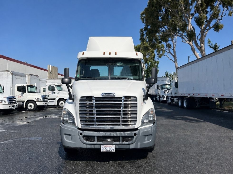 Day Cab Tractor-Heavy Duty Tractors-Freightliner-2016-Cascadia 11342ST-Torrance-CA-433,433\n\t\tmiles-$ 18,500 - Image 2