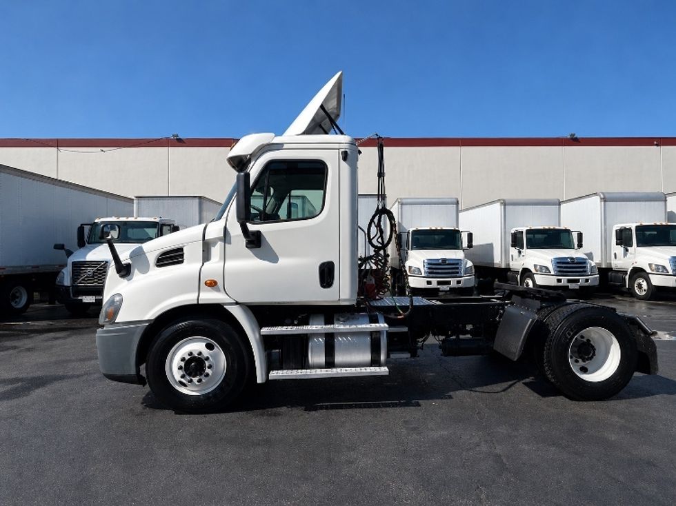 Day Cab Tractor-Heavy Duty Tractors-Freightliner-2016-Cascadia 11342ST-Torrance-CA-433,433\n\t\tmiles-$ 18,500 - Image 4