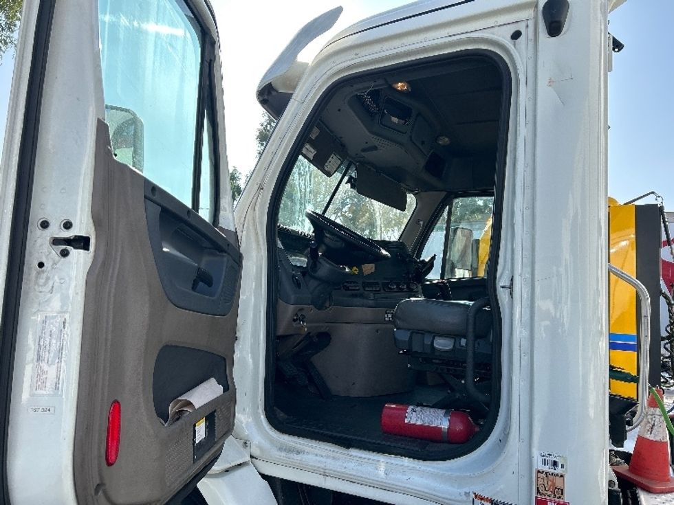 Day Cab Tractor-Heavy Duty Tractors-Freightliner-2016-Cascadia 11342ST-Torrance-CA-433,433\n\t\tmiles-$ 18,500 - Image 9