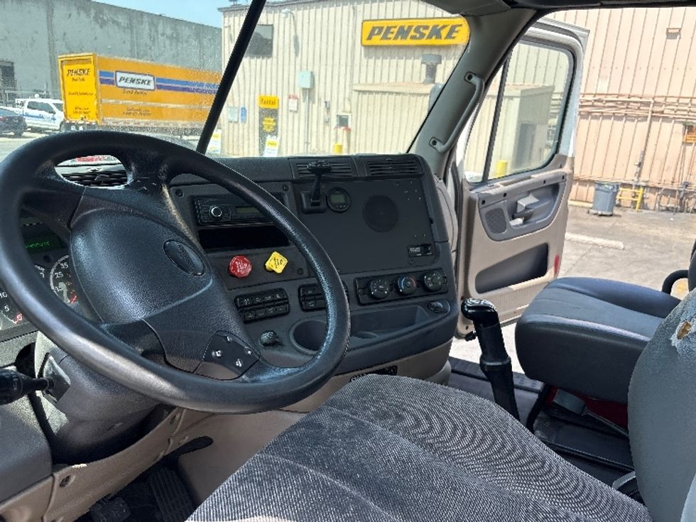 Day Cab Tractor-Heavy Duty Tractors-Freightliner-2016-Cascadia 11342ST-Torrance-CA-433,724\n\t\tmiles-$ 17,500 - Image 10