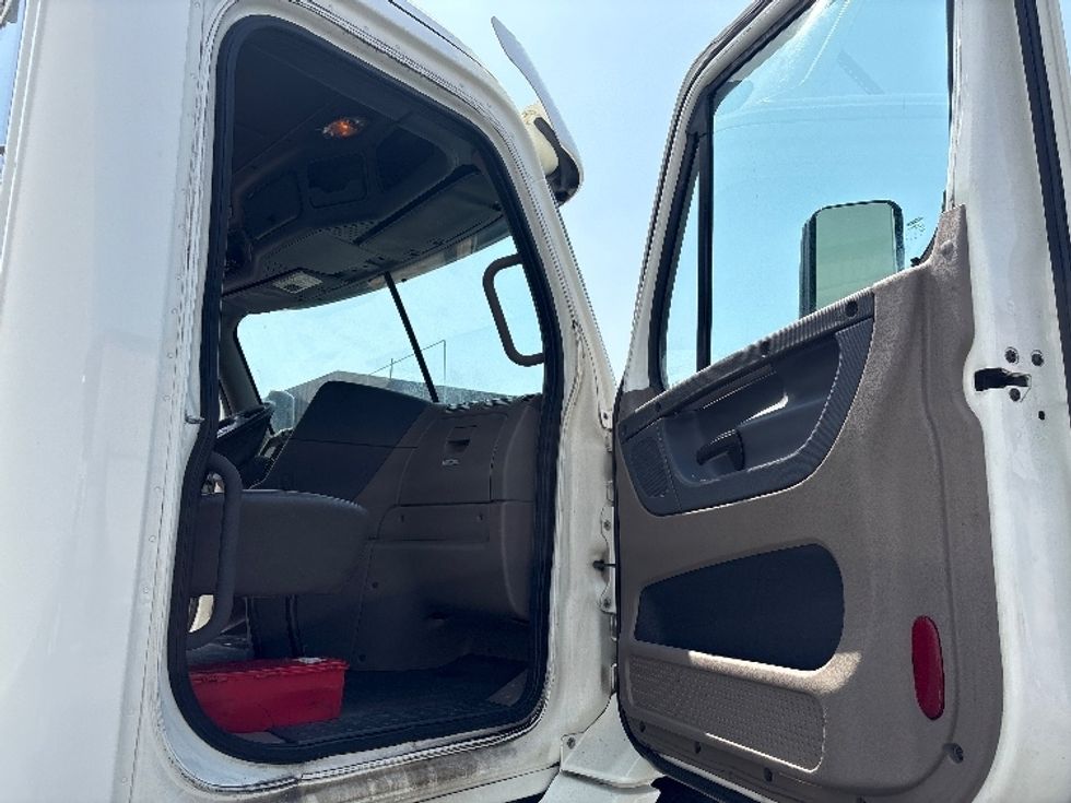Day Cab Tractor-Heavy Duty Tractors-Freightliner-2016-Cascadia 11342ST-Torrance-CA-433,724\n\t\tmiles-$ 17,500 - Image 12
