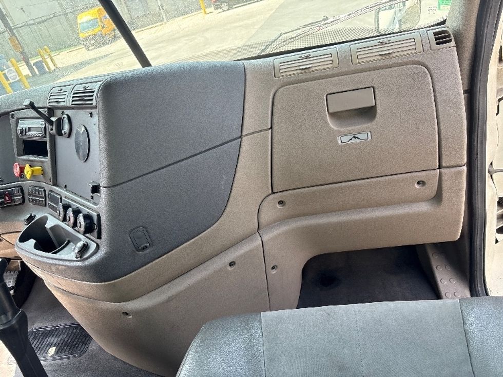 Day Cab Tractor-Heavy Duty Tractors-Freightliner-2016-Cascadia 11342ST-Torrance-CA-433,724\n\t\tmiles-$ 17,500 - Image 13
