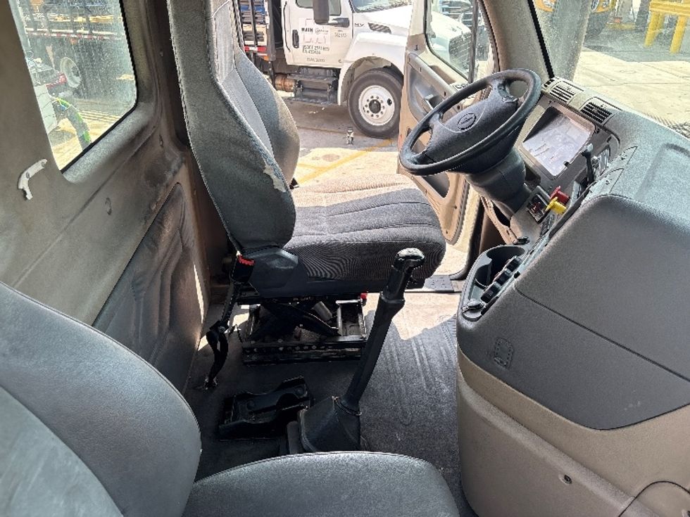 Day Cab Tractor-Heavy Duty Tractors-Freightliner-2016-Cascadia 11342ST-Torrance-CA-433,724\n\t\tmiles-$ 17,500 - Image 14