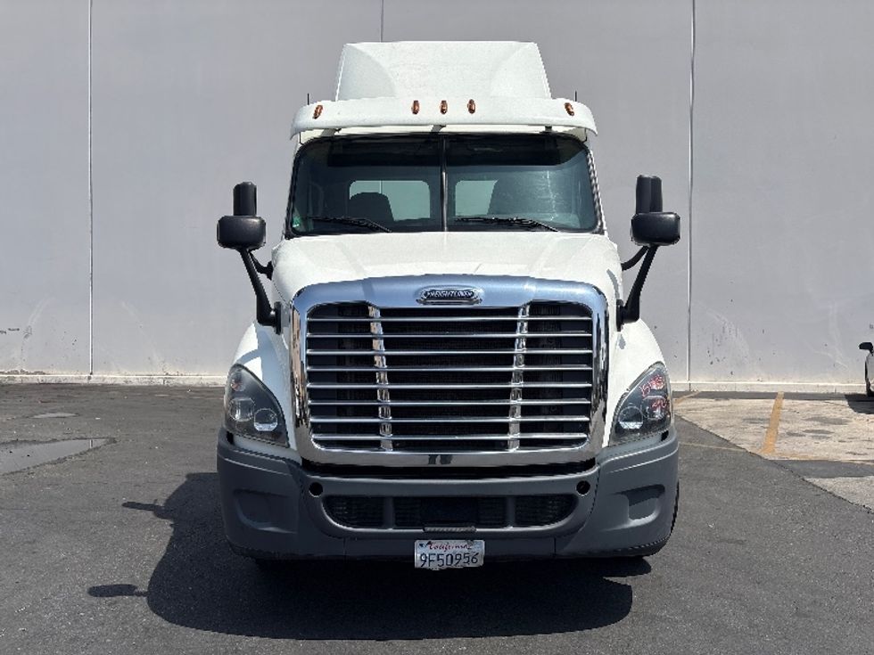 Day Cab Tractor-Heavy Duty Tractors-Freightliner-2016-Cascadia 11342ST-Torrance-CA-433,724\n\t\tmiles-$ 17,500 - Image 2