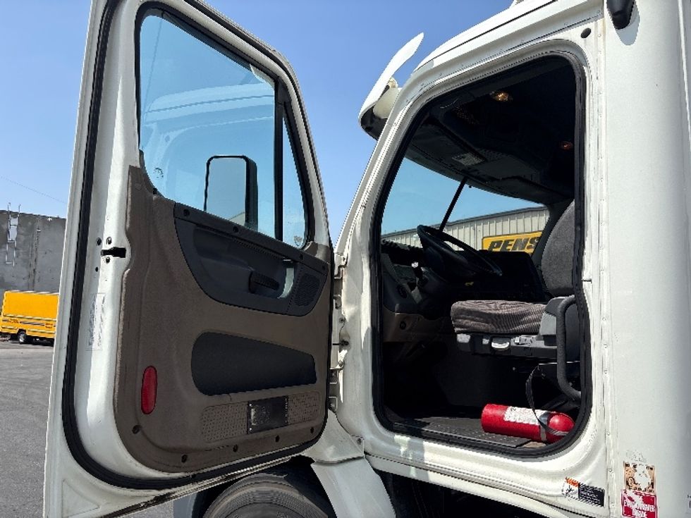 Day Cab Tractor-Heavy Duty Tractors-Freightliner-2016-Cascadia 11342ST-Torrance-CA-433,724\n\t\tmiles-$ 17,500 - Image 9