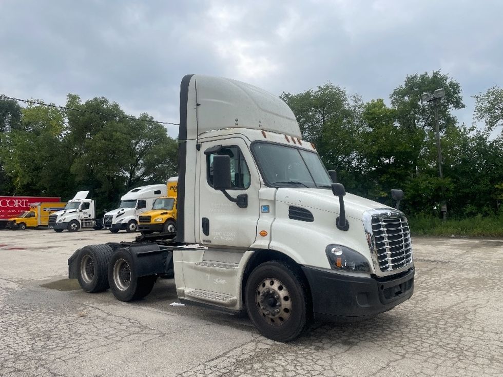 Day Cab Tractor-Heavy Duty Tractors-Freightliner-2016-Cascadia 11364ST-Chicago Ridge-IL-534,762 miles-$ 49,500