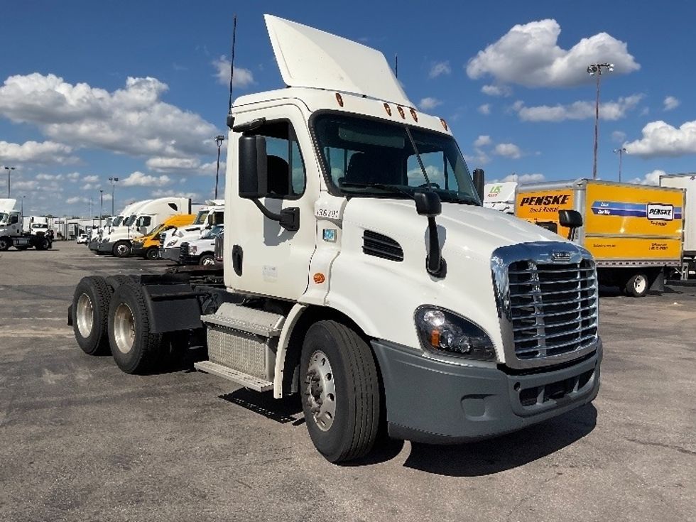Day Cab Tractor-Heavy Duty Tractors-Freightliner-2016-Cascadia 11364ST-Columbus-OH-521,381 miles-$ 45,750