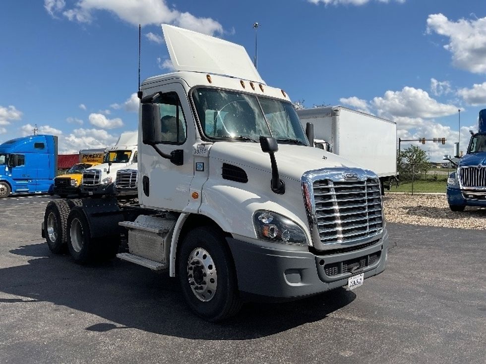 Day Cab Tractor-Heavy Duty Tractors-Freightliner-2016-Cascadia 11364ST-Columbus-OH-556,077 miles-$ 43,500
