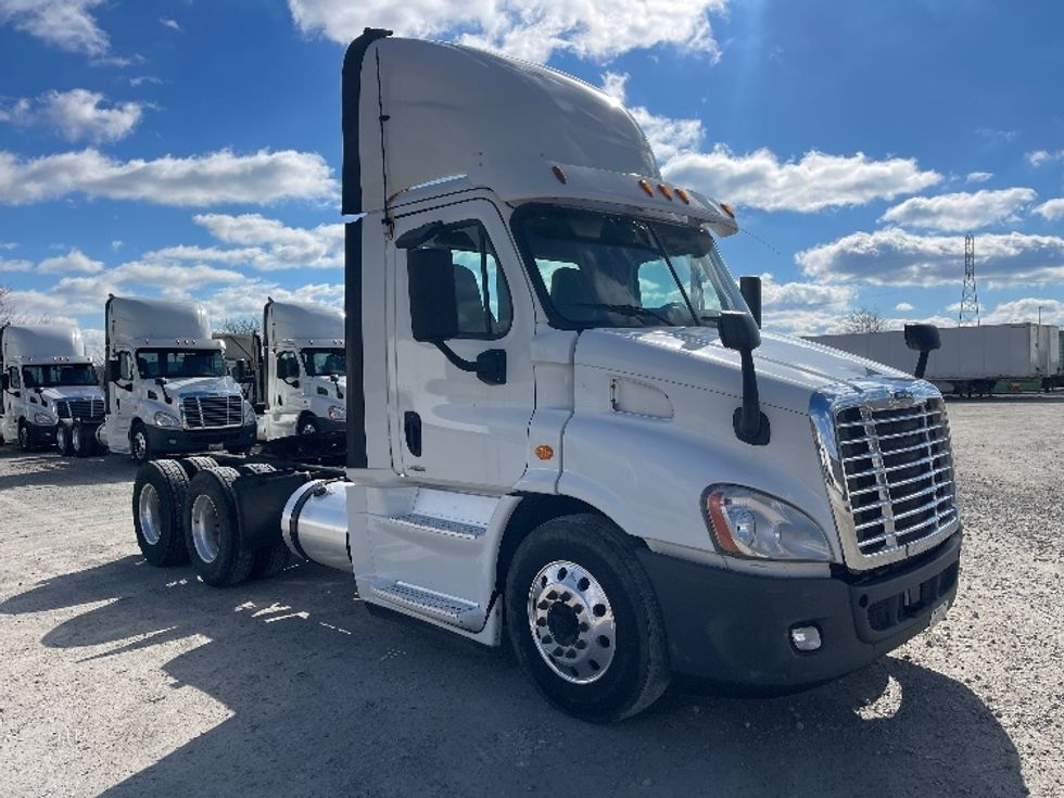 2016 Freightliner Cascadia 11364ST Day Cab Tractor