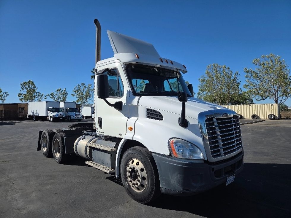 Day Cab Tractor-Heavy Duty Tractors-Freightliner-2016-Cascadia 11364ST-Livermore-CA-325,166\n\t\tmiles-$ 22,000 - Image 1