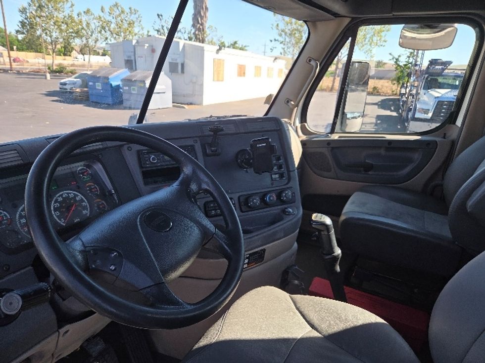 Day Cab Tractor-Heavy Duty Tractors-Freightliner-2016-Cascadia 11364ST-Livermore-CA-325,166\n\t\tmiles-$ 22,000 - Image 10
