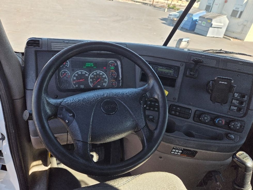 Day Cab Tractor-Heavy Duty Tractors-Freightliner-2016-Cascadia 11364ST-Livermore-CA-325,166\n\t\tmiles-$ 22,000 - Image 11