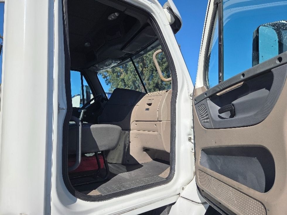 Day Cab Tractor-Heavy Duty Tractors-Freightliner-2016-Cascadia 11364ST-Livermore-CA-325,166\n\t\tmiles-$ 22,000 - Image 12