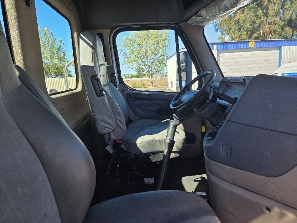 Day Cab Tractor-Heavy Duty Tractors-Freightliner-2016-Cascadia 11364ST-Livermore-CA-325,166\n\t\tmiles-$ 22,000 - Image 14