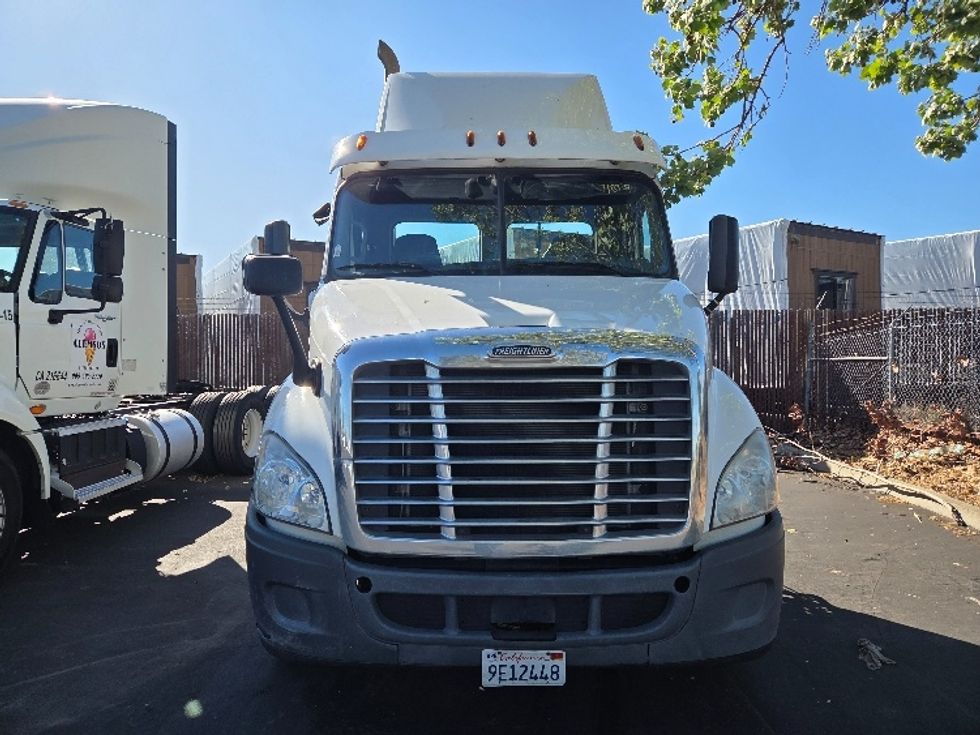 Day Cab Tractor-Heavy Duty Tractors-Freightliner-2016-Cascadia 11364ST-Livermore-CA-325,166\n\t\tmiles-$ 22,000 - Image 2