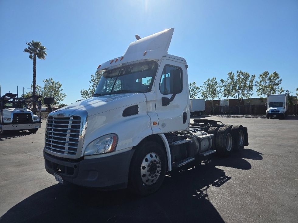 Day Cab Tractor-Heavy Duty Tractors-Freightliner-2016-Cascadia 11364ST-Livermore-CA-325,166\n\t\tmiles-$ 22,000 - Image 3