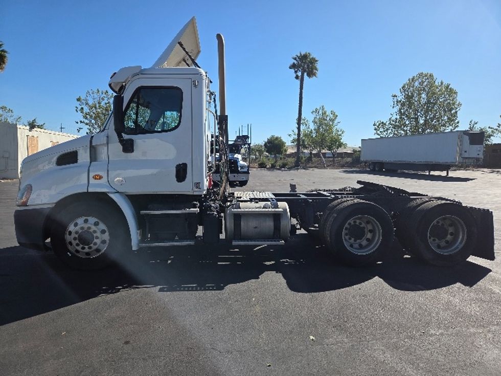 Day Cab Tractor-Heavy Duty Tractors-Freightliner-2016-Cascadia 11364ST-Livermore-CA-325,166\n\t\tmiles-$ 22,000 - Image 4