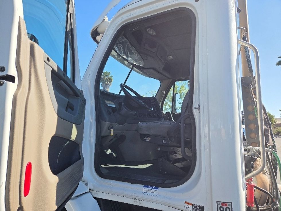 Day Cab Tractor-Heavy Duty Tractors-Freightliner-2016-Cascadia 11364ST-Livermore-CA-325,166\n\t\tmiles-$ 22,000 - Image 9