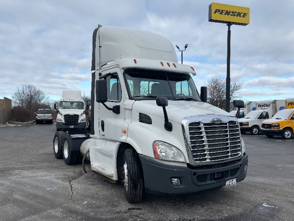 Day Cab Tractor-Heavy Duty Tractors-Freightliner-2016-Cascadia 11364ST-Perrysburg-OH-472,301\n\t\tmiles-$ 26,500 - Image 1