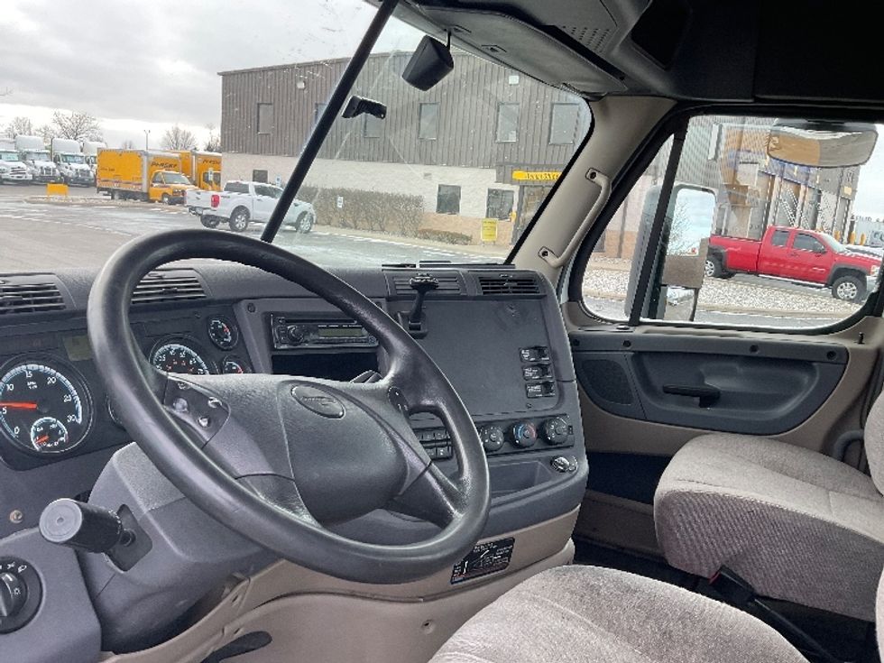 Day Cab Tractor-Heavy Duty Tractors-Freightliner-2016-Cascadia 11364ST-Perrysburg-OH-472,301\n\t\tmiles-$ 26,500 - Image 10