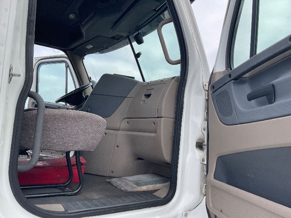 Day Cab Tractor-Heavy Duty Tractors-Freightliner-2016-Cascadia 11364ST-Perrysburg-OH-472,301\n\t\tmiles-$ 26,500 - Image 12