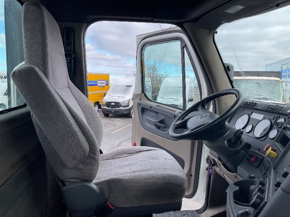 Day Cab Tractor-Heavy Duty Tractors-Freightliner-2016-Cascadia 11364ST-Perrysburg-OH-472,301\n\t\tmiles-$ 26,500 - Image 14