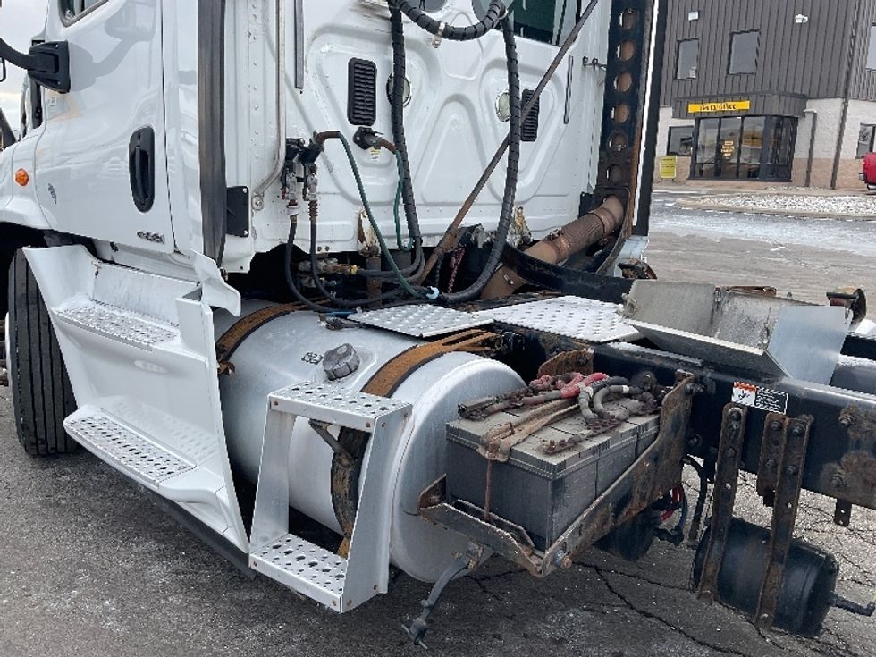 Day Cab Tractor-Heavy Duty Tractors-Freightliner-2016-Cascadia 11364ST-Perrysburg-OH-472,301\n\t\tmiles-$ 26,500 - Image 17